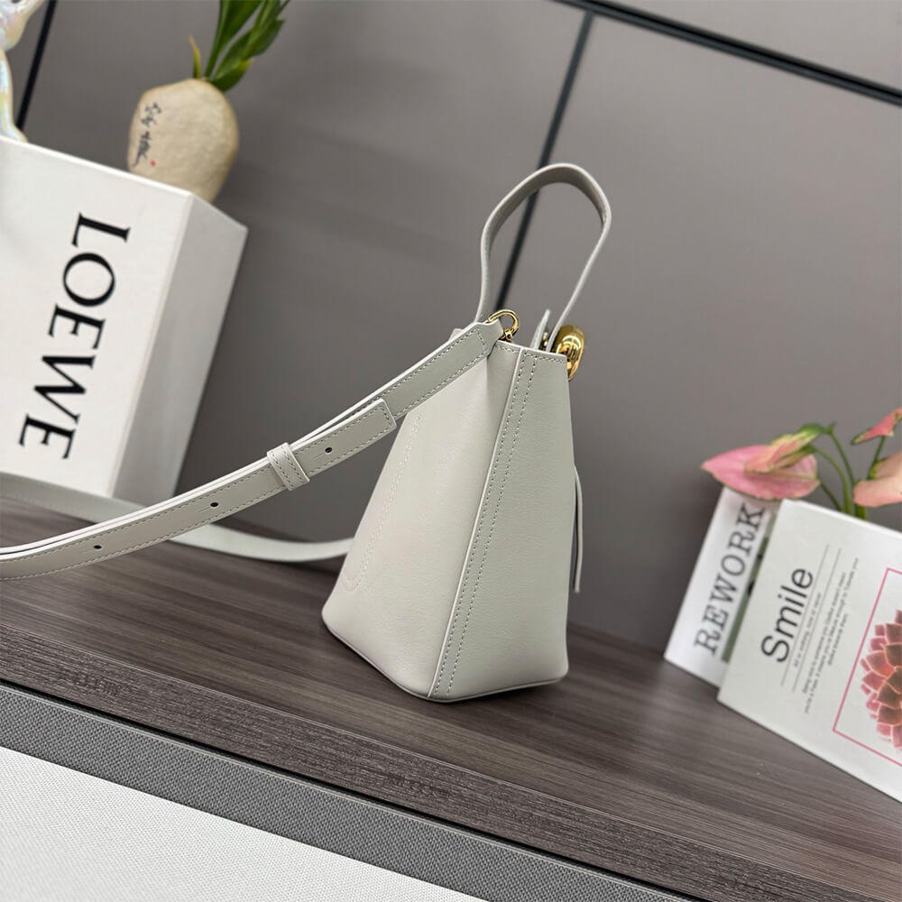 LOEWE Mini Pebble bucket in smooth calfskin(high-end grade)