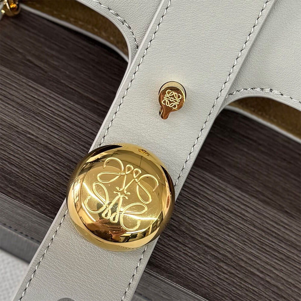 LOEWE Mini Pebble bucket in smooth calfskin(high-end grade)